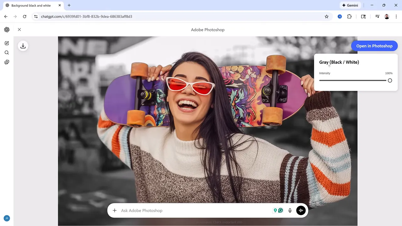 Fereastră Adobe Photoshop în ChatGPT cu setarea Gray (Black/White), slider de intensitate și subiect colorat pe fundal alb-negru
